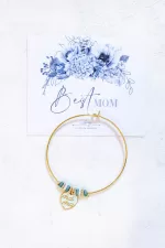 Δώρο χρυσό βραχιόλι Best Mom Ever, για την ημέρα της μητέρας με σιελ καρδούλα στο οποίο αναγράφεται μέσα Mama με χρυσά γράμματα