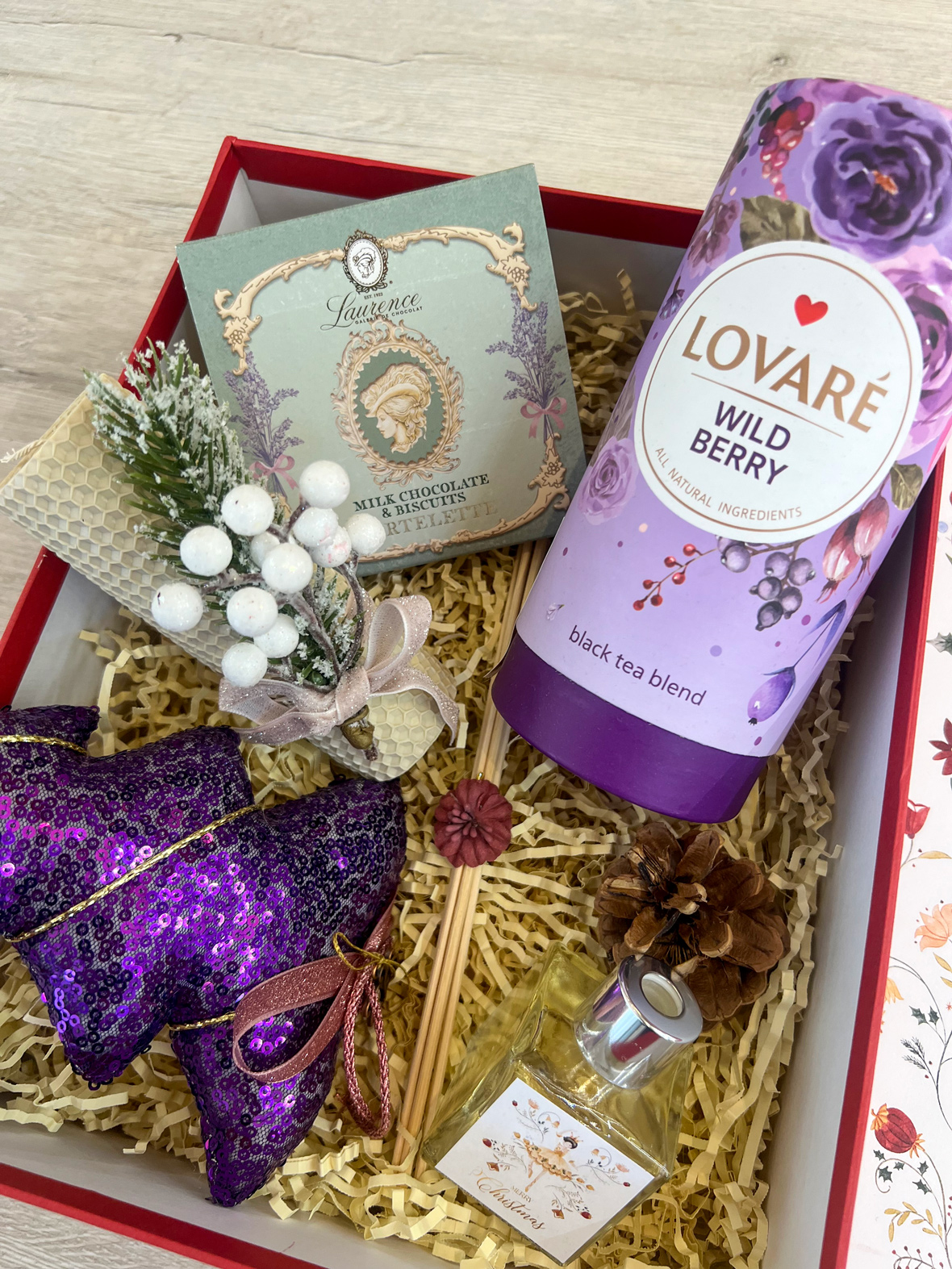 Festive Gift box Τσάι Wild Berries & Chocolate Tάρτα – Τυχερό Δενδάκι 2026